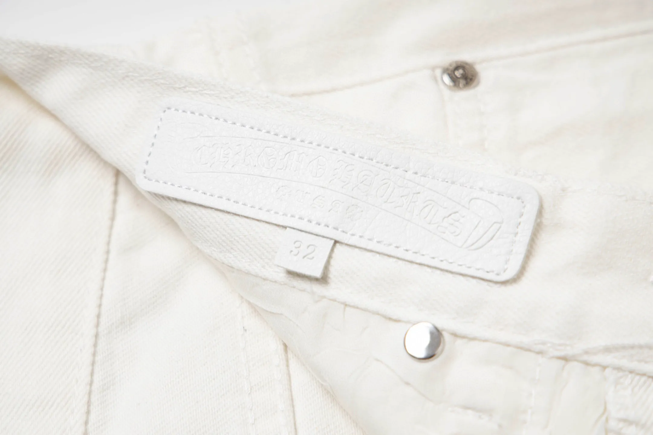 P280 💰 (Top version) Chrome Hearts White Bull King Metal Cross White Leather Heavy Industry Jeans Chrome Hearts is a brand that has always been famous for its high-end and design. The quality of these pants is unparalleled, and a pair is often hard to find at counters. It uses top-notch heavy-duty washing technology, the calf leather laser-cut cross is particularly exquisite, and the aged silver hardware adds a sense of retro and luxury. White denim fabric, paired with a cross leather design, is fashionable and individual. The straight version is also particularly slim. The style is the same for men and women, so whoever wears it will look better! The matching suggestions are as follows: Cool street style: Pair the upper body with a black short crop top, a black leather jacket, and black Martin boots. Wear a silver necklace and ring from Crowe and walk on the street to feel cool. Casual fashion style: wear a simple white cotton T-shirt inside, a loose denim jacket outside, and white sneakers. Overall casual and comfortable, suitable for daily travel and shopping. High-end outfit: Pair it with a black silk-textured shirt, tuck it into pants, and put on a pair of black leather shoes. Wear a black suit jacket to instantly enhance your temperament, and you can attend some formal occasions without any pressure. Color: White Ox King Size: 28-30-32-34 (corresponds to S-M-L-XL)